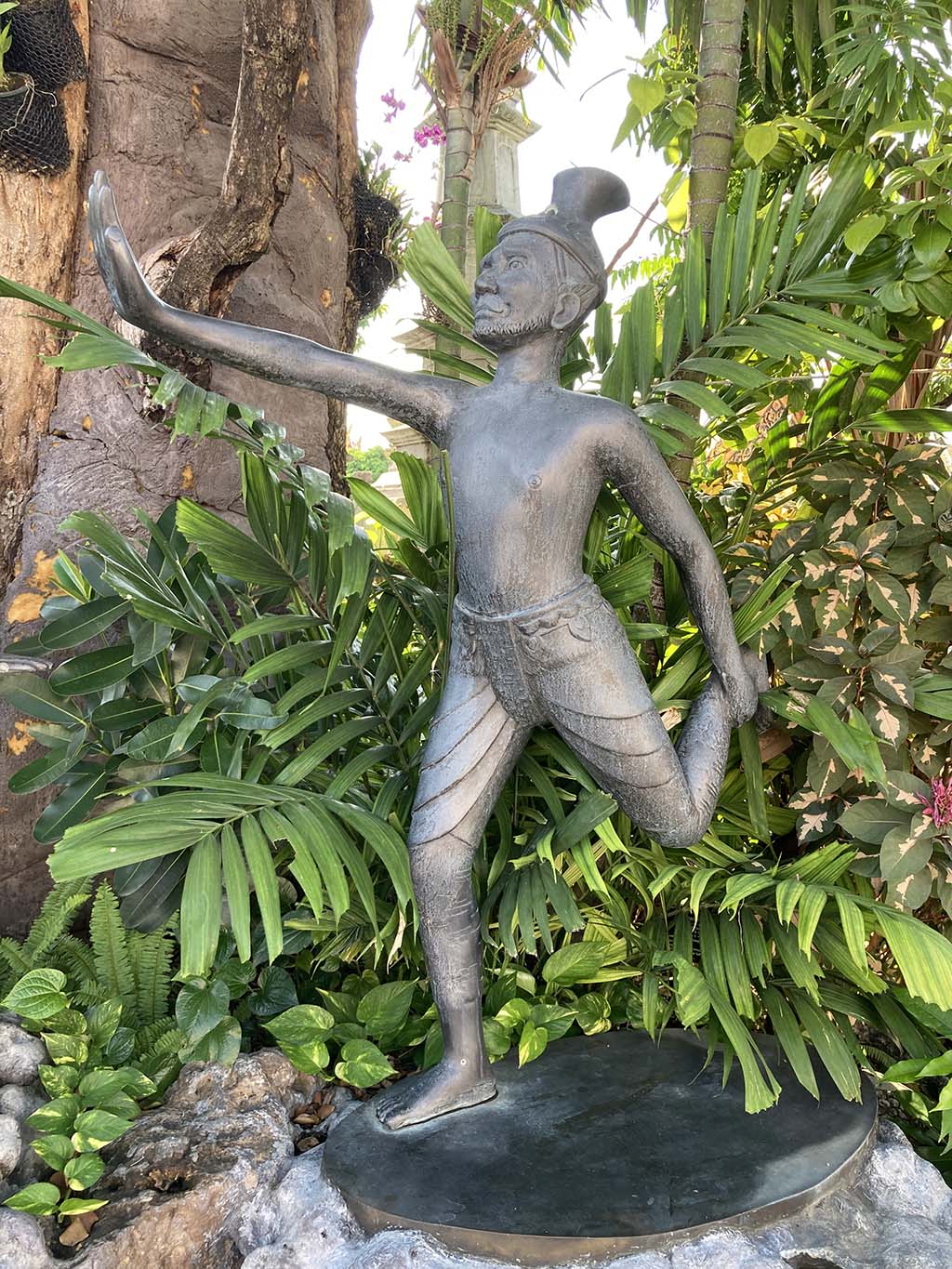 Ruesie Datton. Can you try to imitate this posture?