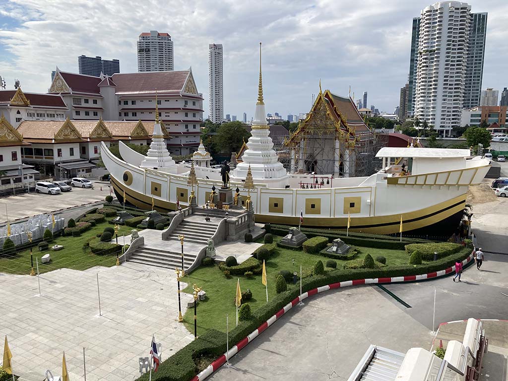 Top view of the boat-shaped chedi with the statue of King Rama III at front.