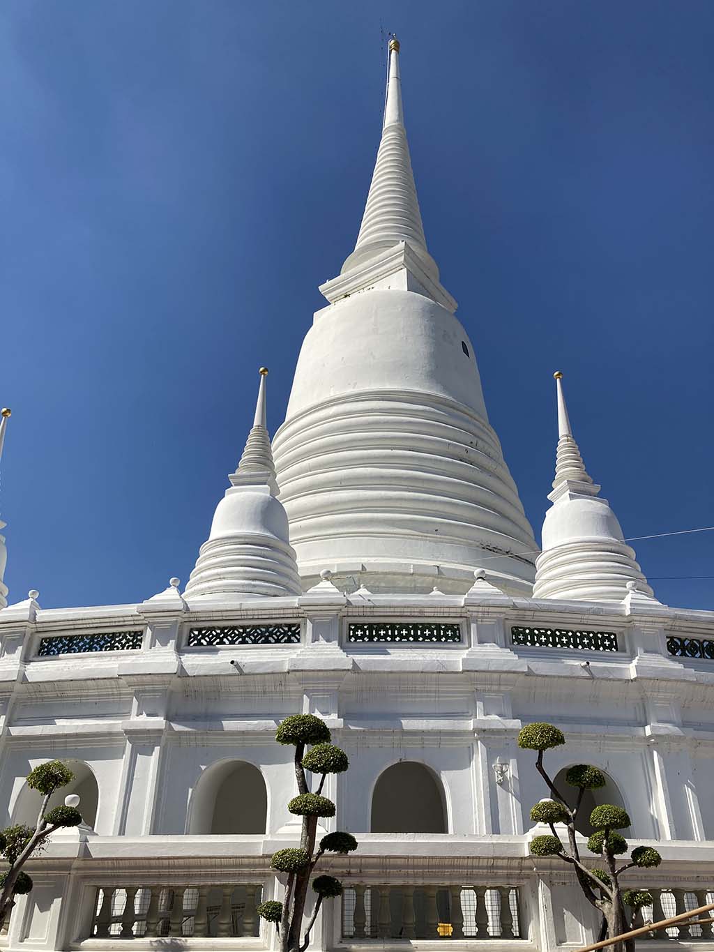 Phra Borommathat Maha Chedi from the ground