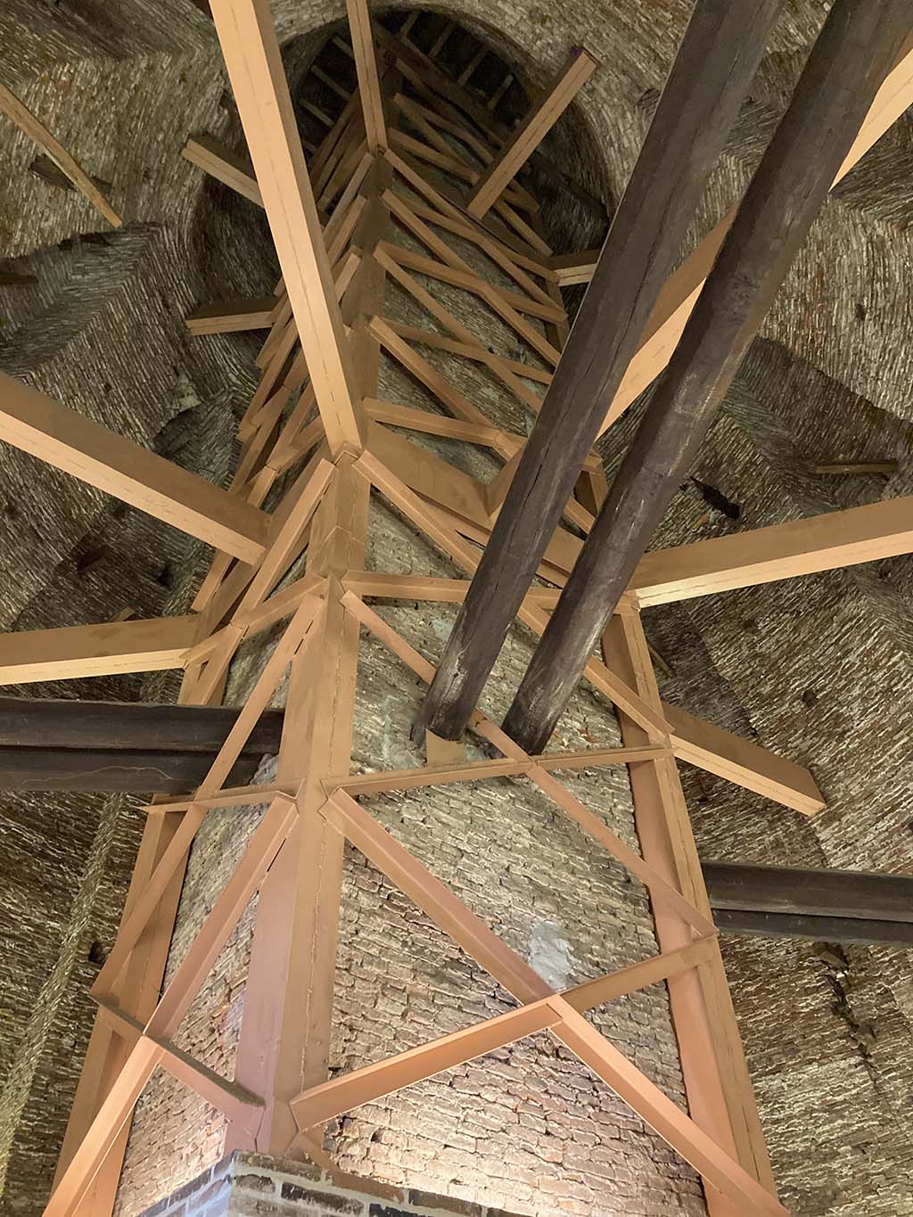 The central pillar structure inside the main Chedi