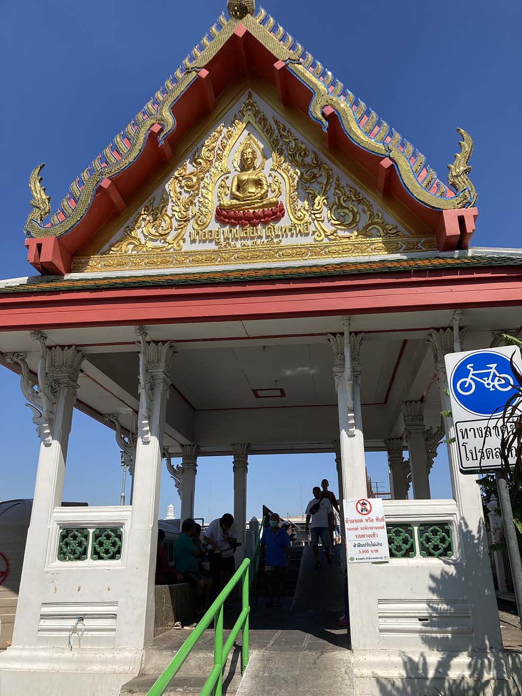 This sala is the entrance of the riverside walkway from Wat Kalayanamitr
