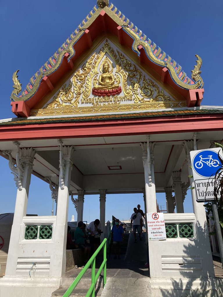 This sala is the entrance of the riverside walkway from Wat Kalayanamitr