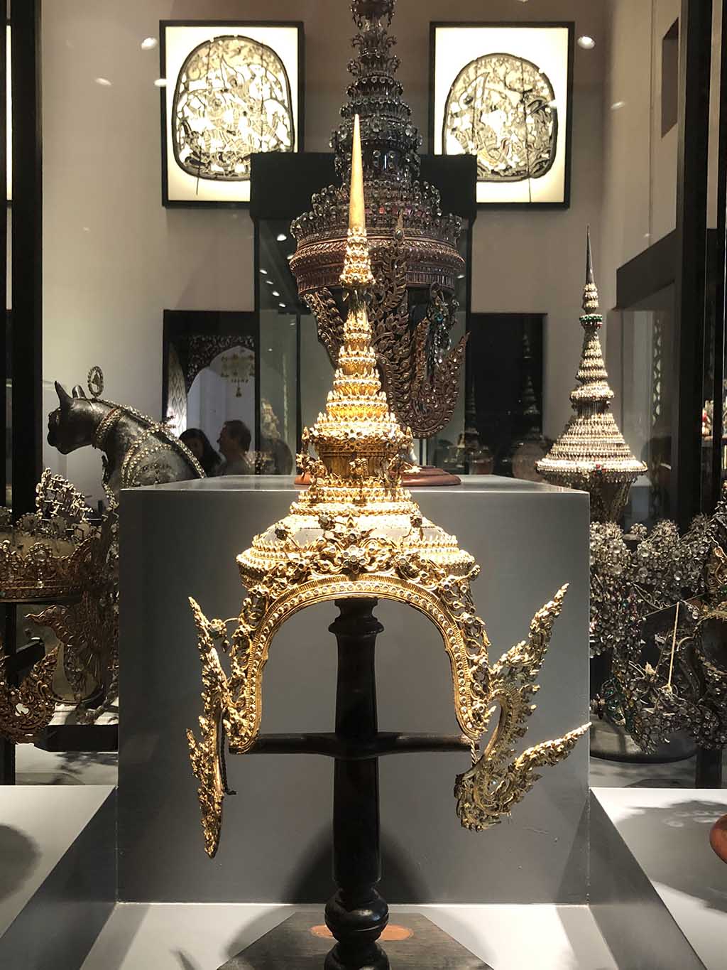 Jewellery as part of the puppet attire