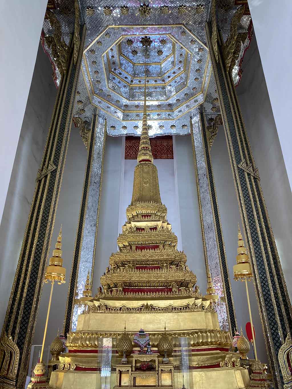 Phra Sri Rattana Maha That Chedi inside the Mondop