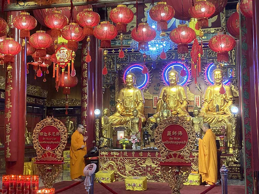 The central hall with Buddha statues