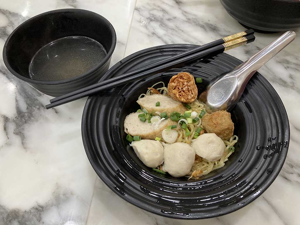 A classic fishball noodle with separate soup. (Ba Mi Look Chin Pla)