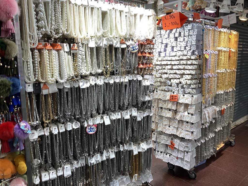 Pearl-like accessories shop