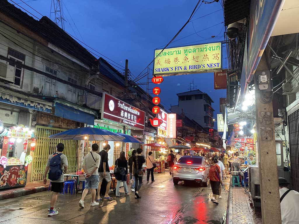 Plaeng Nam Road at night