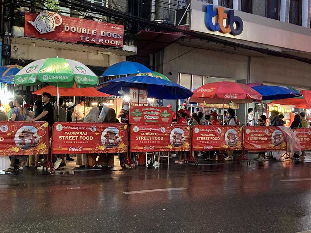 You can easily find food along Yaowarat Road