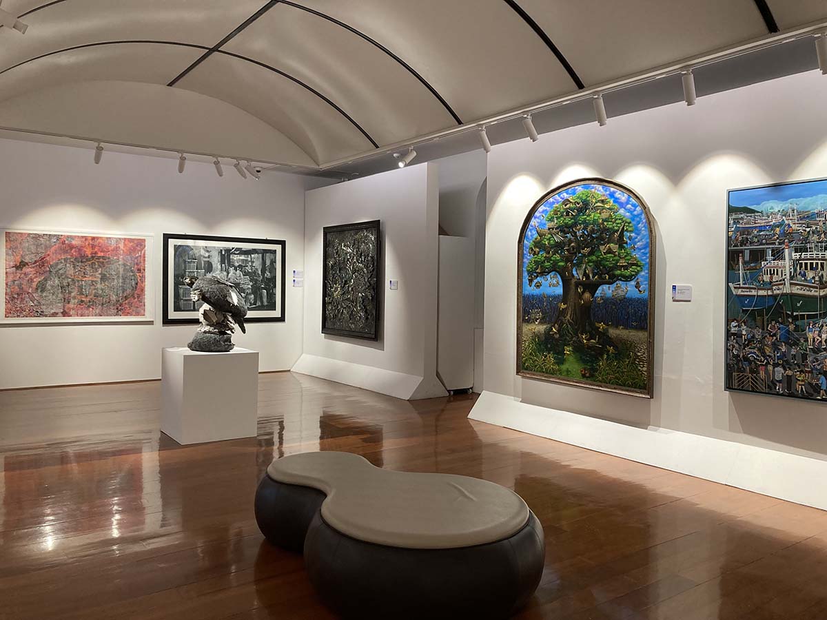 40th PTT Art Awards Exhibition on the second floor. Various collections from both adults and youth in various forms.