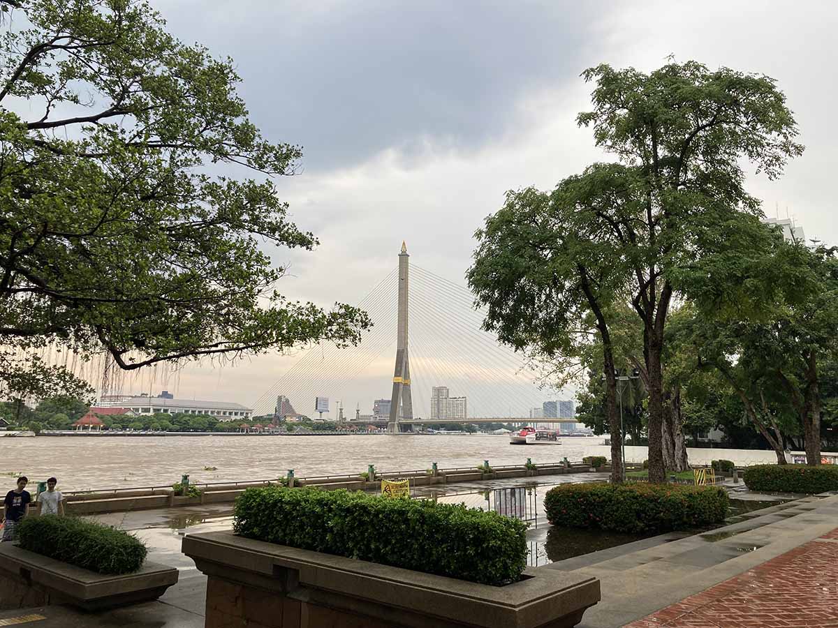 Immerse yourself to the view of Chao Phraya river and Bangkok’s iconic Rama VIII bridge.