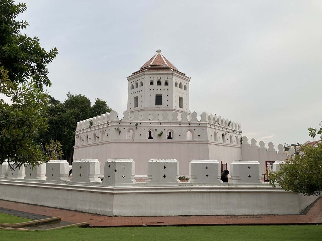 Phra Sumen Fort view from the park.