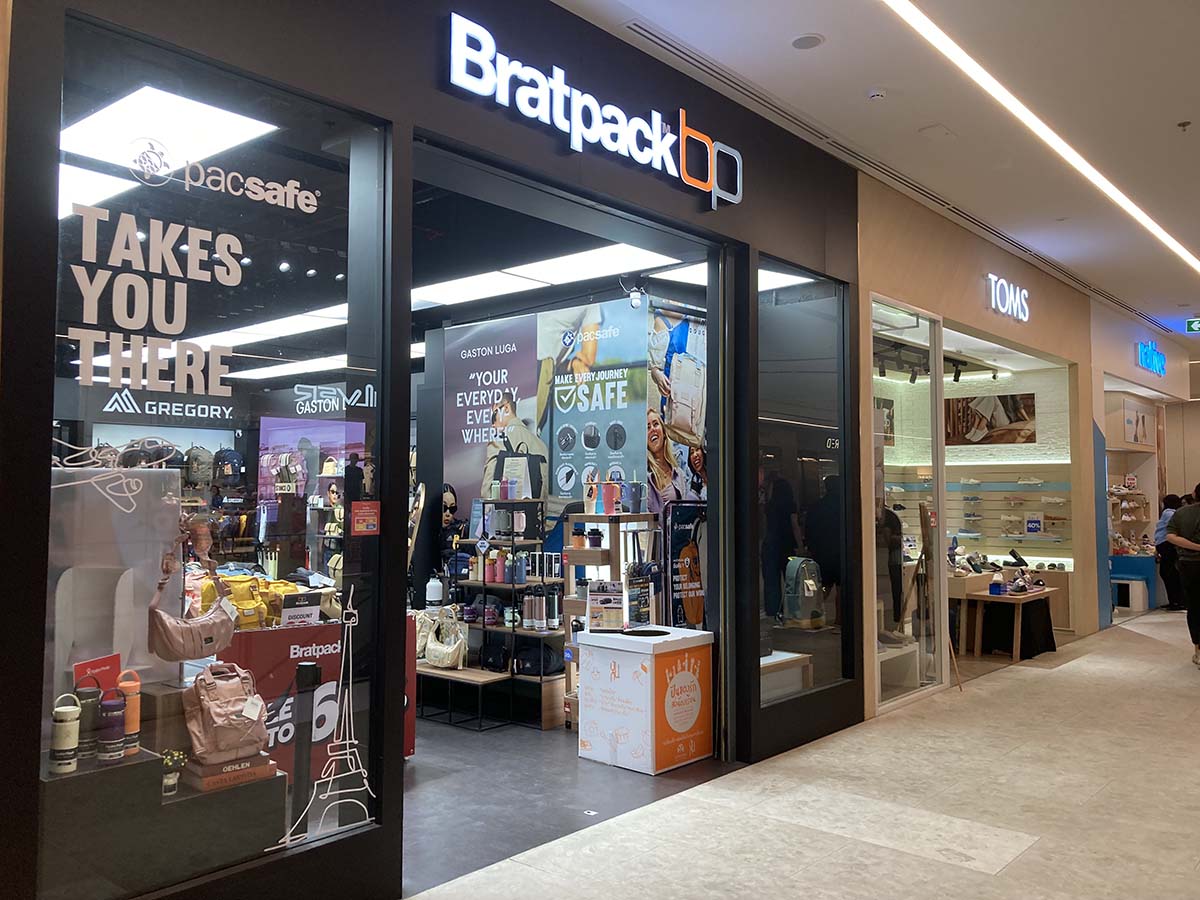 Bratpack and travel shop on the 2nd floor.