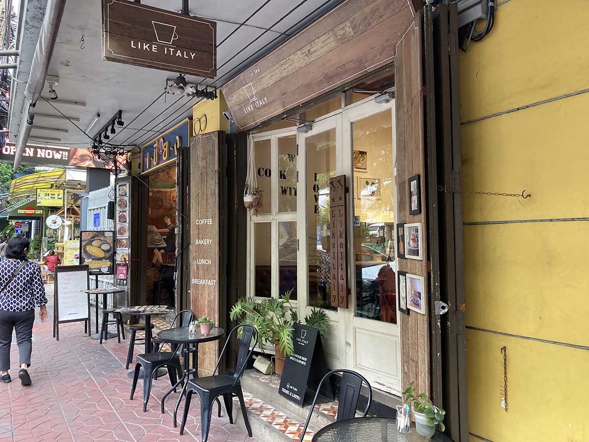 A coffeeshop at Phar Arthit street, opposite side of Phra Sumen fort, 5 mins walk from Khaosan street.