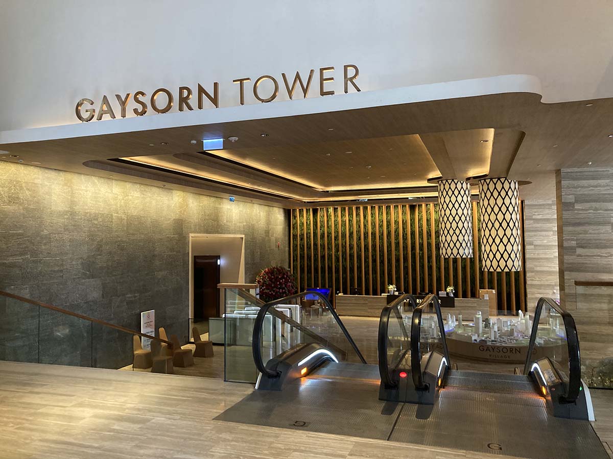 Entrance to Gaysorn Tower on the Ground floor near the restaurant zone at the back.