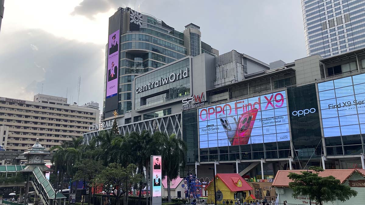 The Front of Central World from Ratchadamri road