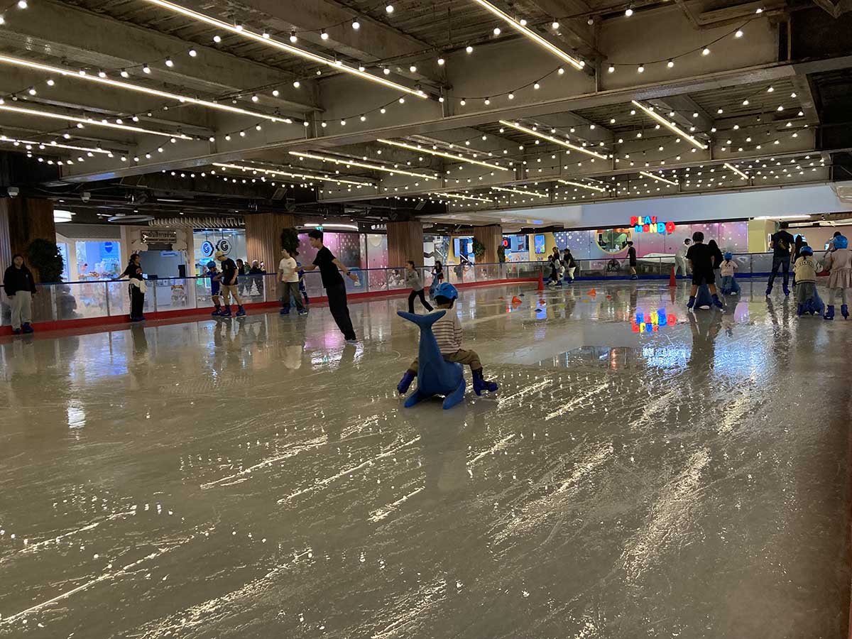 Vibe of The Rink Ice Arena at Central World. For the newbie, you can always use the “blue whale” to assist in standing,walking or riding around the rink.