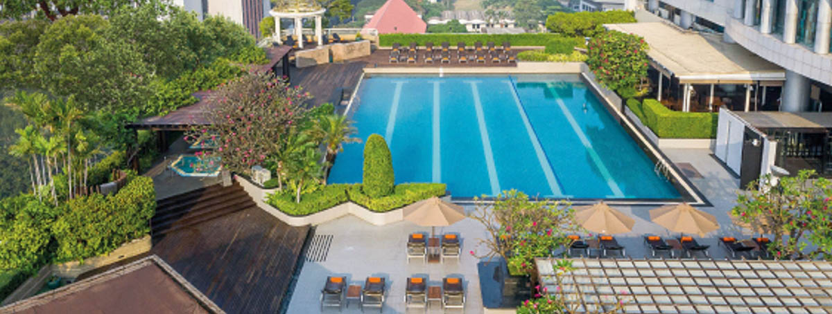 Gigantic rooftop pool at Pathumwan Princess Hotel