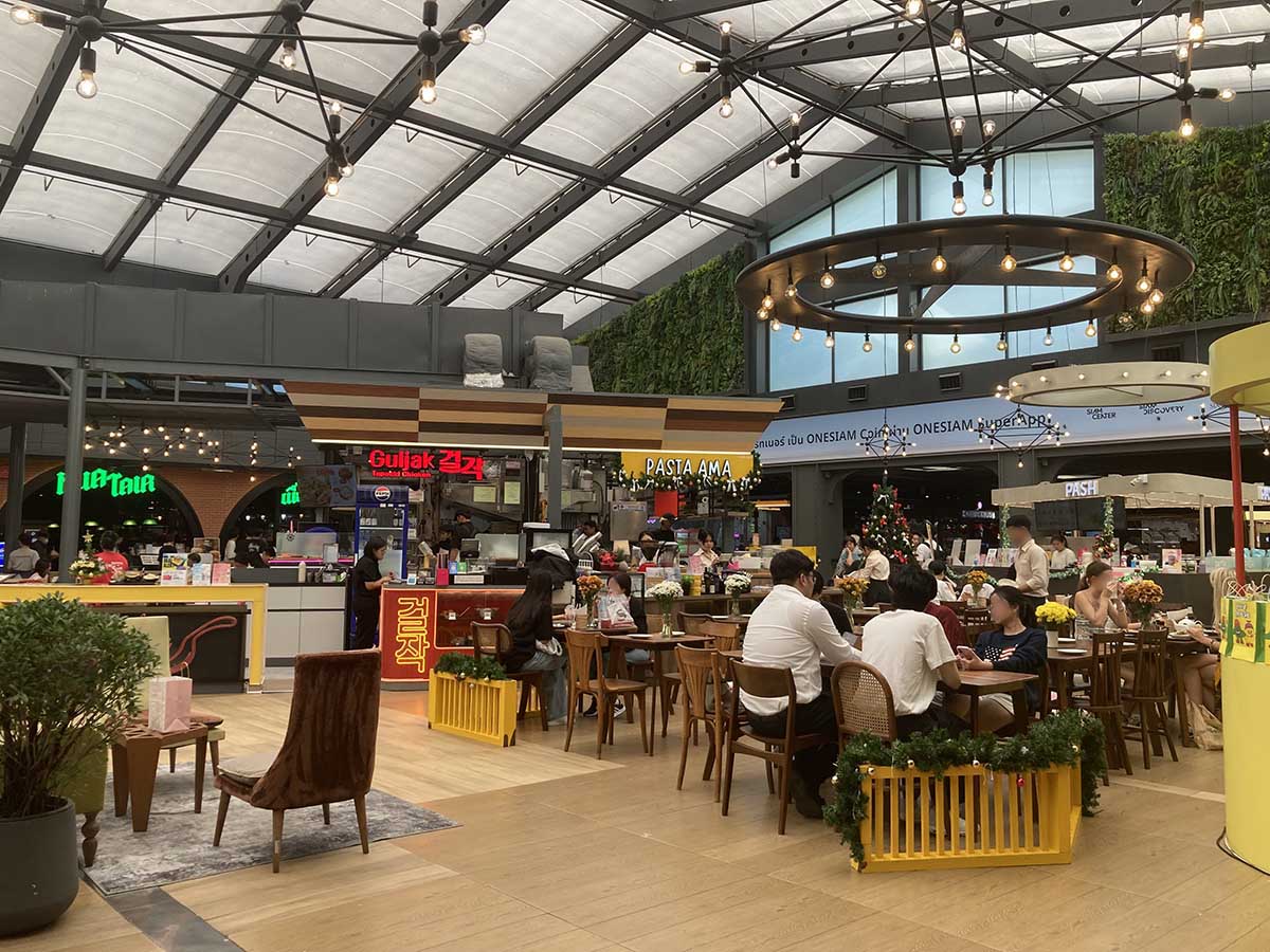Main dining hall on the 2nd floor of Siam Center. You can see there are many restaurants around this area.