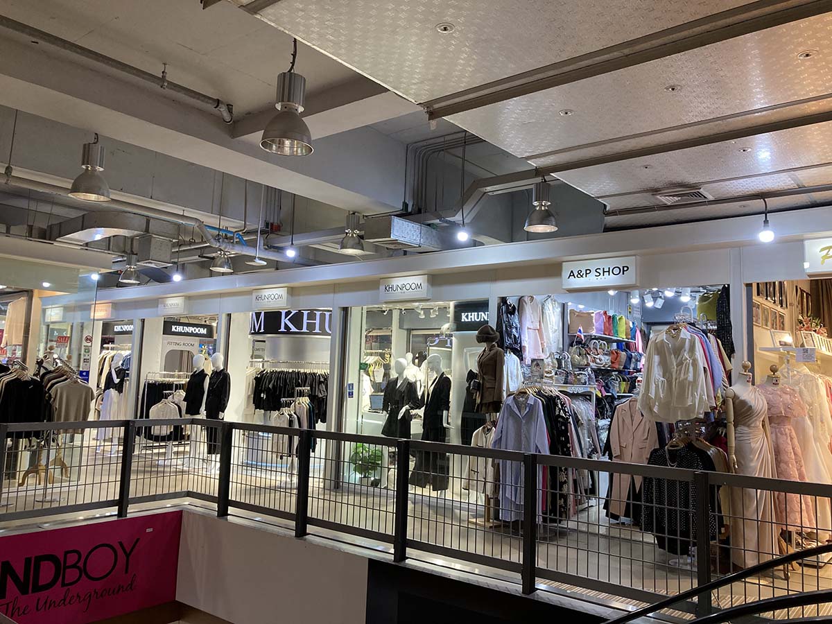 There are many apparel for working days as well as university uniforms here.