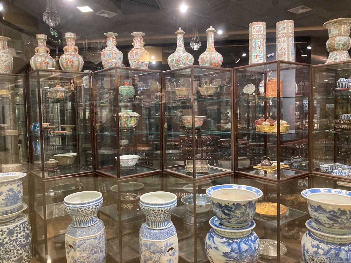 Chinese porcelain collections.