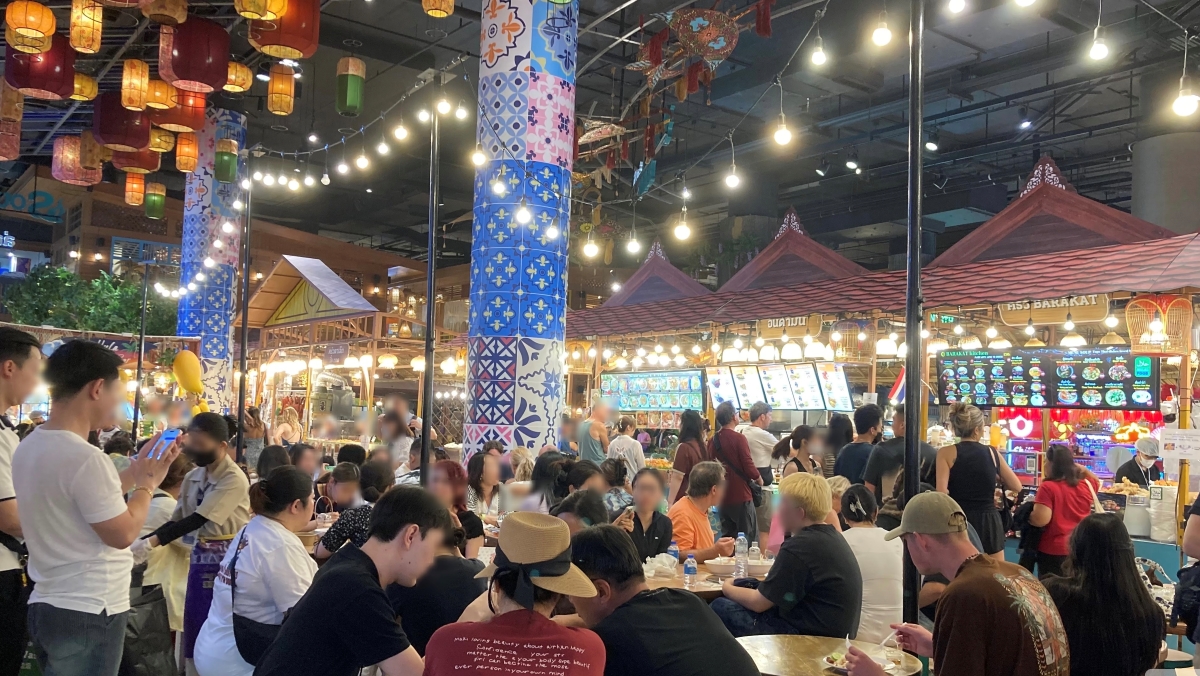 You can buy food and snacks from stalls around the area and eat here.