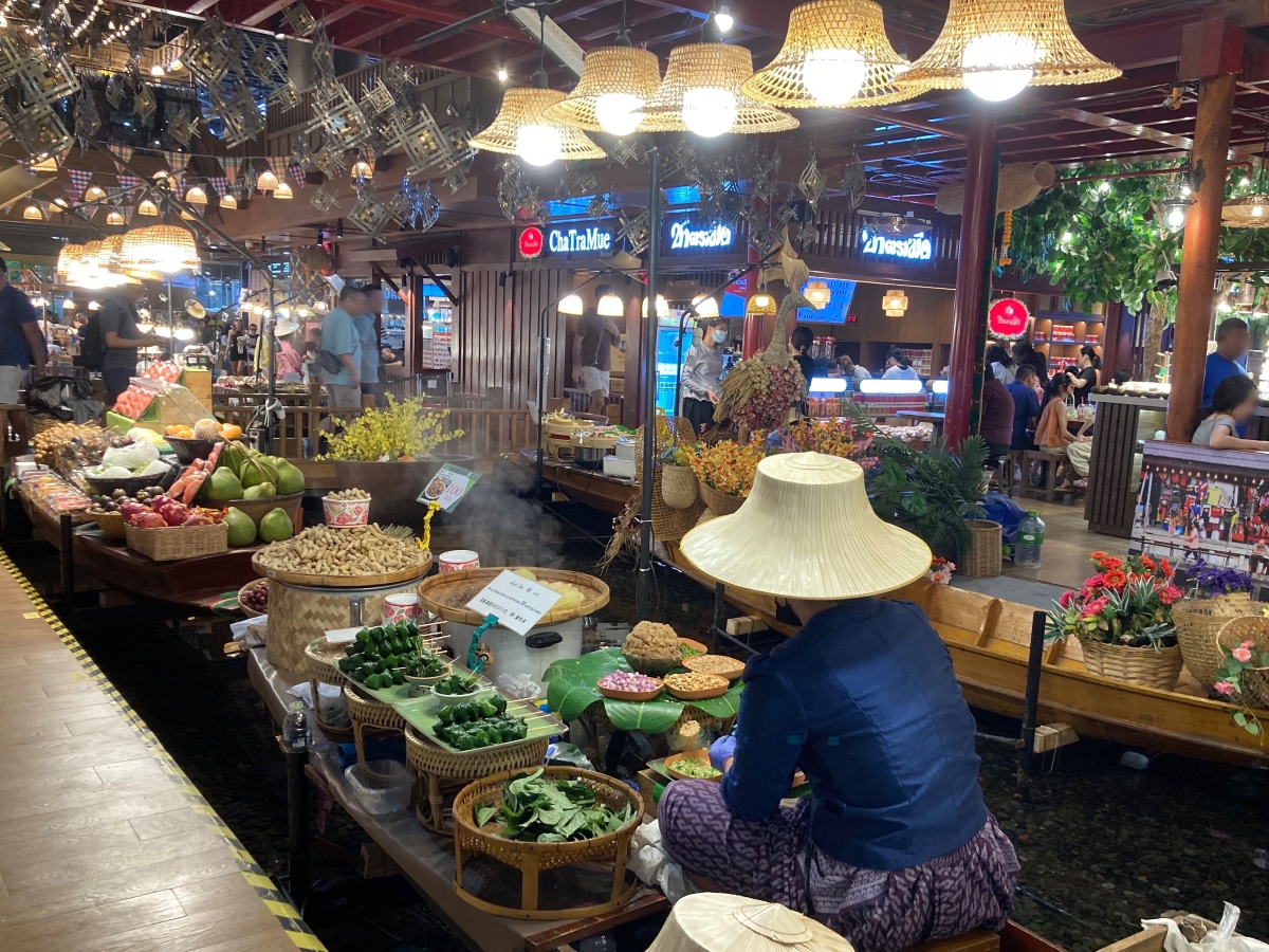 Imitation of traditional Thai market and floating market.