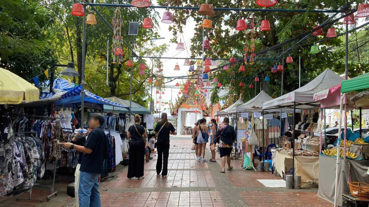 Khlong Bang Luang Market in front of Wat Kamphaeng Bangchak, the entrance of Khlong Bang Luang community