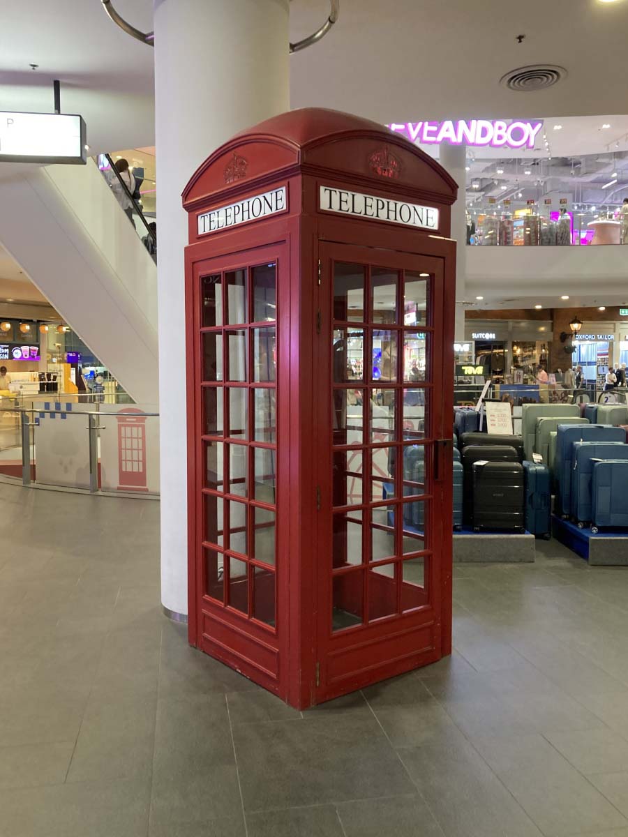 A red signature phone booth of London.