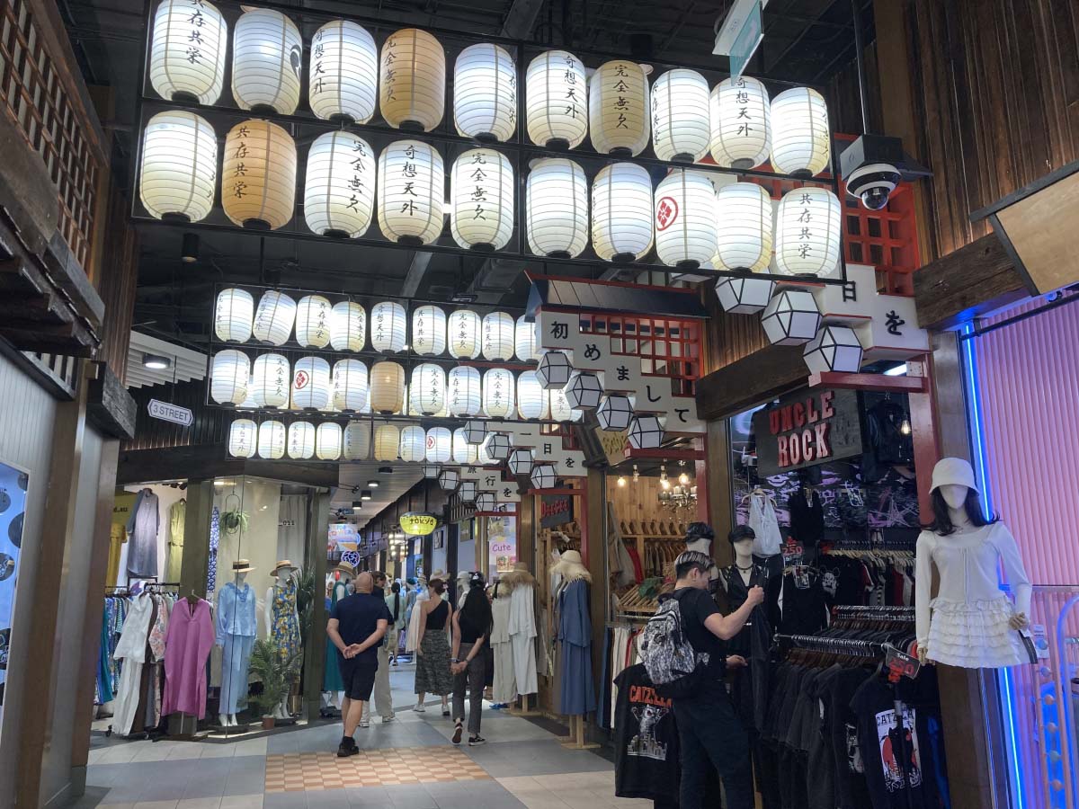 Shops and vibe of the 1st floor
