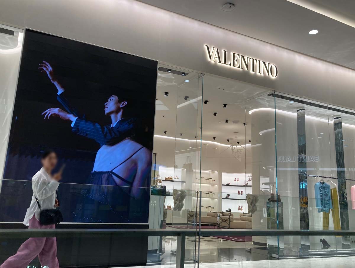 Valentino shop, EmQuartier.