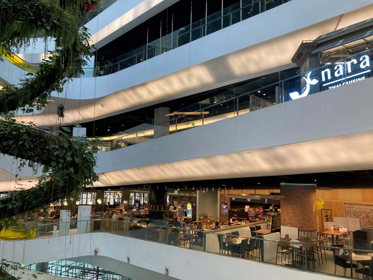 View from the entrance of the “vertical dining hall” on the 6th floor. Here you will find that the walkway is slightly inclined and restaurants are on the side.