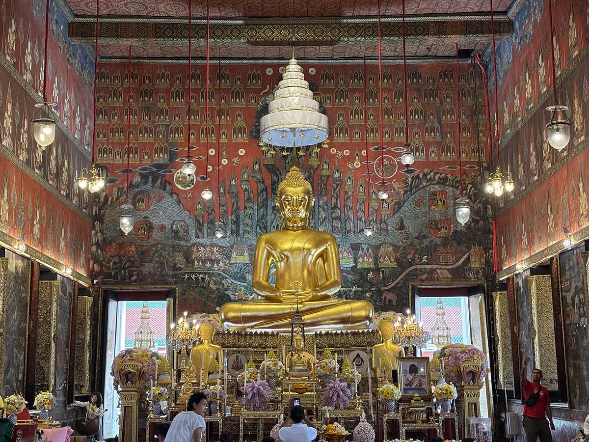 The principal Buddha statue inside the Ubosot.
